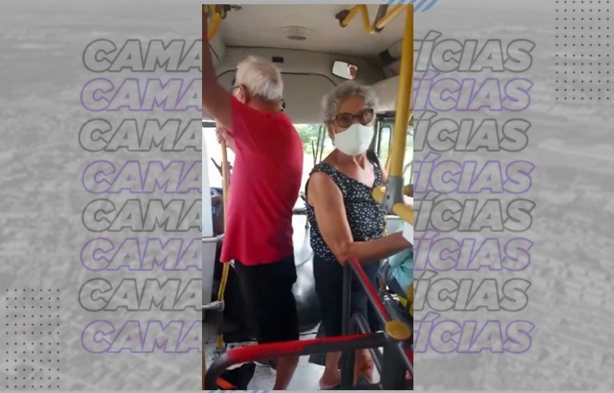 [‘Falta de respeito’: passageira flagra idosos em pé em ônibus de Arembepe]